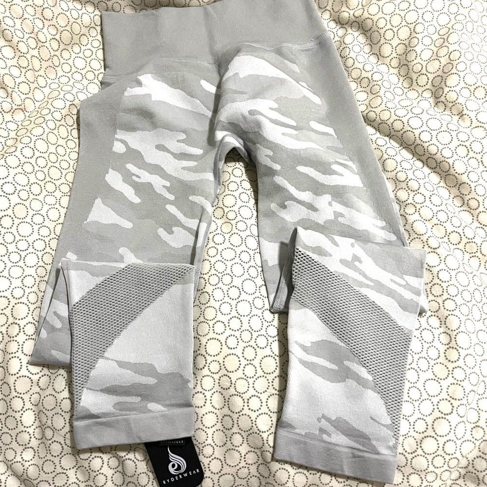 Never worn, don’t fit